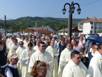 Pelerini din țară și străinătate au sărbătorit-o pe Sfânta Maria, la Cacica