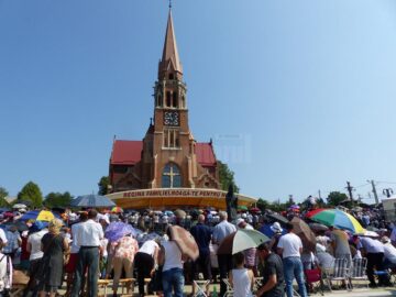 Mii de credincioși, pelerini din țară și străinătate, au sărbătorit-o pe Sfânta Maria, la Cacica
