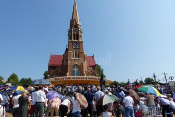 Mii de credincioși, pelerini din țară și străinătate, au sărbătorit-o pe Sfânta Maria, la Cacica