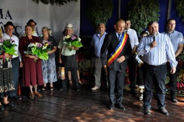 Deputatul Balan, alături de locuitorii comunei Adâncata la sărbătorirea „cuplurilor de aur” și a elevilor olimpici