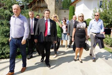 Comisarul european Corina Crețu împreună cu lideri ai PSD Suceava la slujba de sărbătoarea Adormirea Maicii Domnului