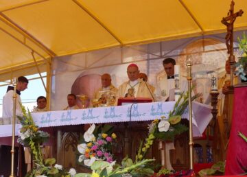 Pelerini din țară și străinătate au sărbătorit-o pe Sfânta Maria, la Cacica