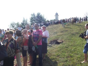 Pelerinii așteaptă sosirea episcopului