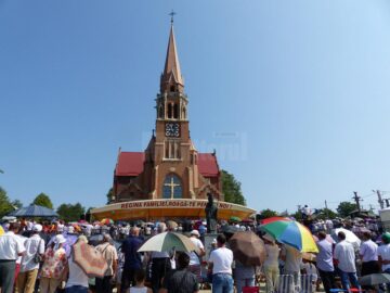 Pelerini din țară și străinătate au sărbătorit-o pe Sfânta Maria, la Cacica