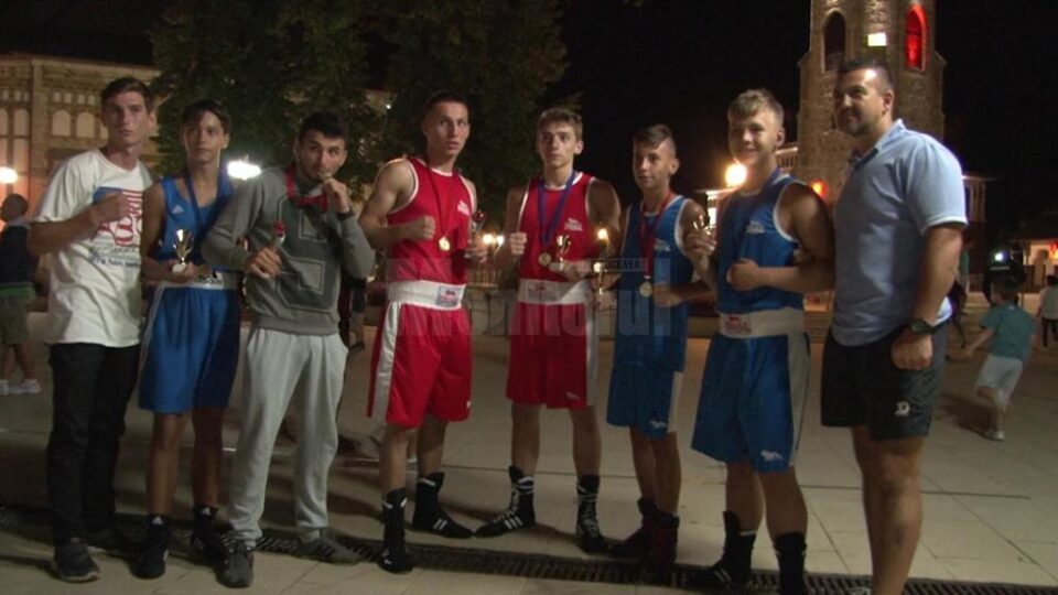 Sportivii antrenorului de box Andu Vornicu, după competiția de la Piatra Neamț