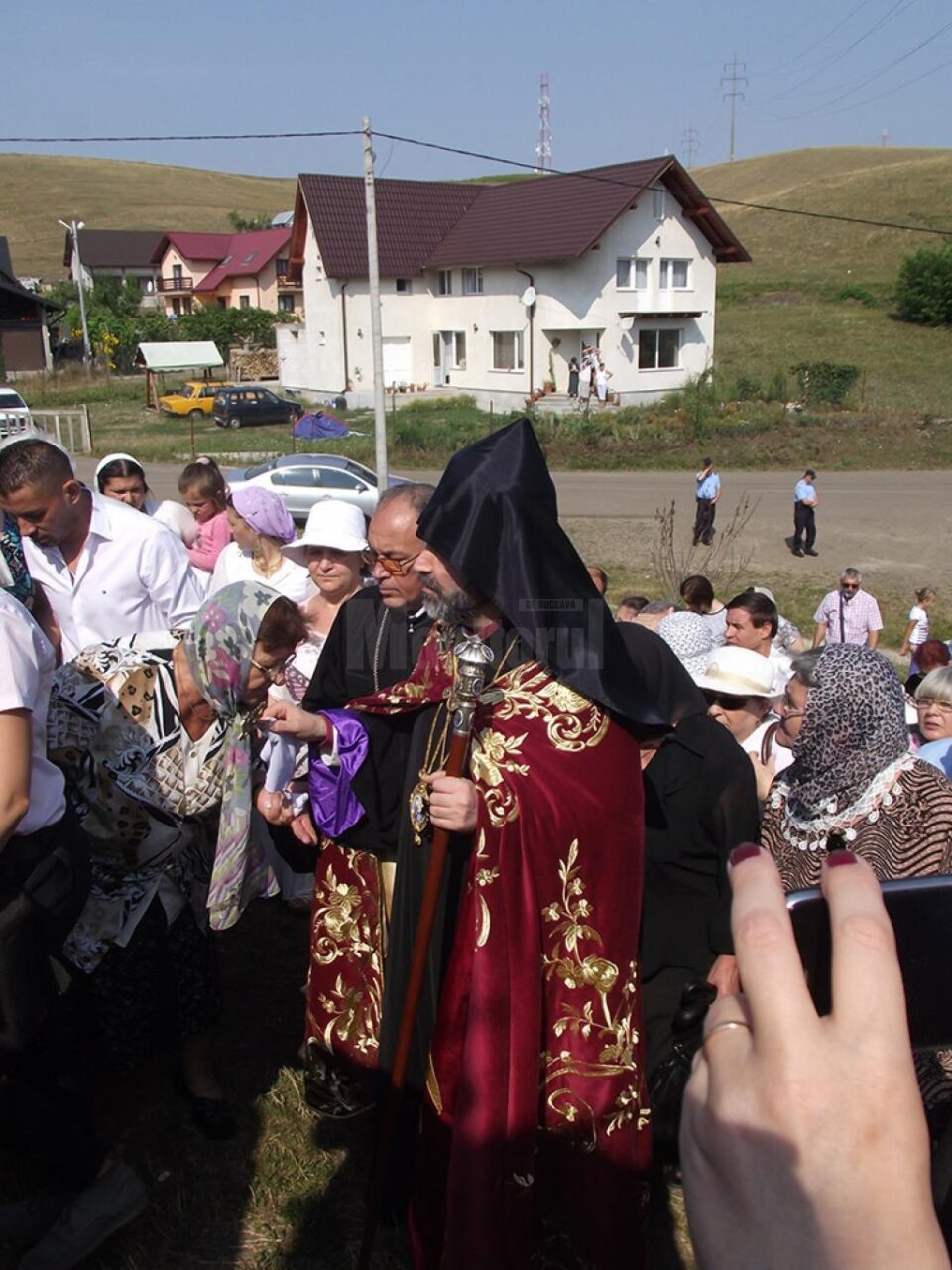 PS Datev Hagopian binecuvântând credincioșii