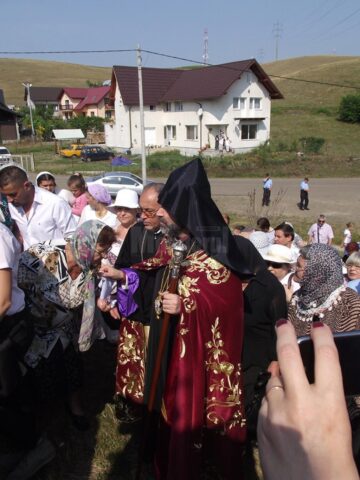 PS Datev Hagopian binecuvântând credincioșii