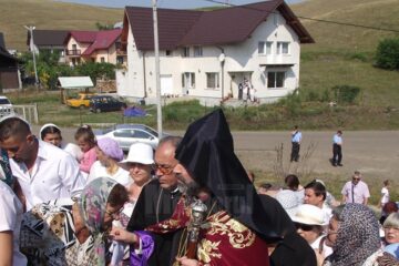 PS Datev Hagopian binecuvântând credincioșii