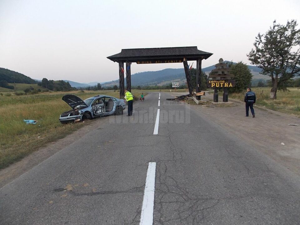 Mașina a pătruns pe contrasens și apoi pe acostamentul din stânga drumului, acroșând parapetul metalic și izbindu-se în poarta bucovineană de la intrarea în comuna Putna