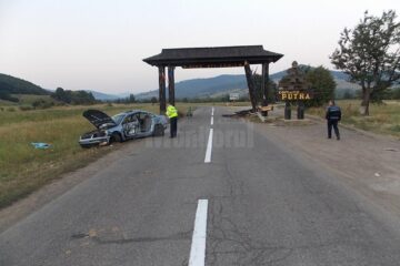 Mașina a pătruns pe contrasens și apoi pe acostamentul din stânga drumului, acroșând parapetul metalic și izbindu-se în poarta bucovineană de la intrarea în comuna Putna