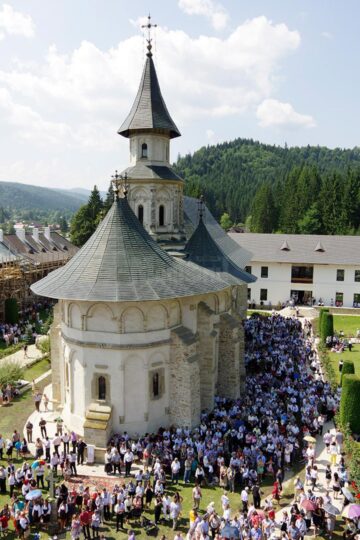 Mii de credincioși au participat și anul acesta la hramul Mănăstirii Putna