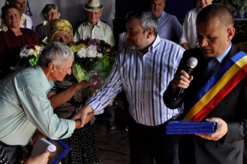 Ioan Balan a ținut să-i felicite pe cei sărbătoriți și le-a transmis "cuplurilor de aur" să le dea și celor mai tineri din înțelepciunea lor