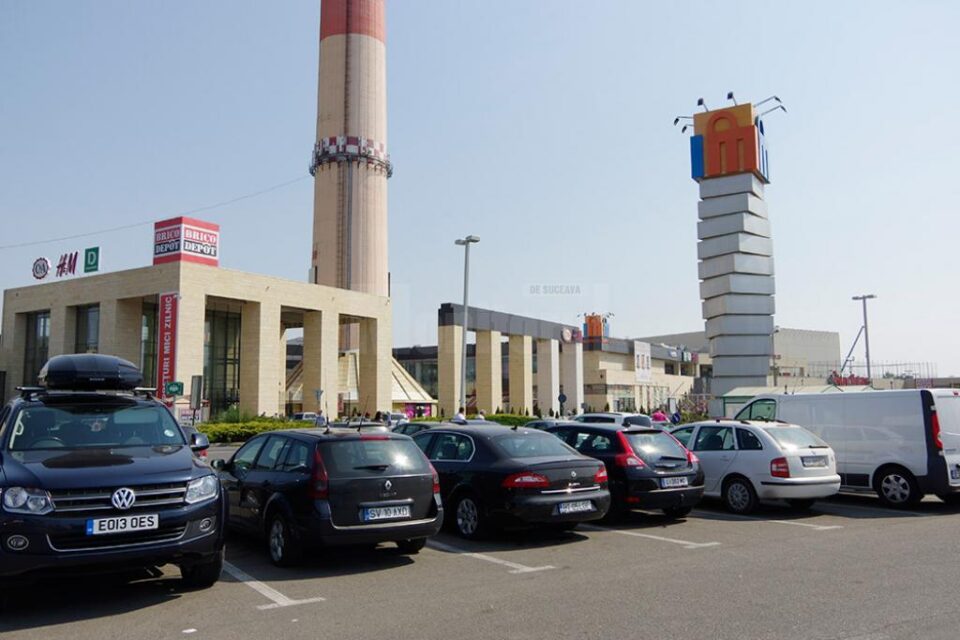 Reprezentanții IPJ Suceava susțin că blocarea roților mașinilor în parcarea Iulius Mall Suceava și deblocarea acestora doar în schimbul unei taxe de 100 de lei sunt în afara legii