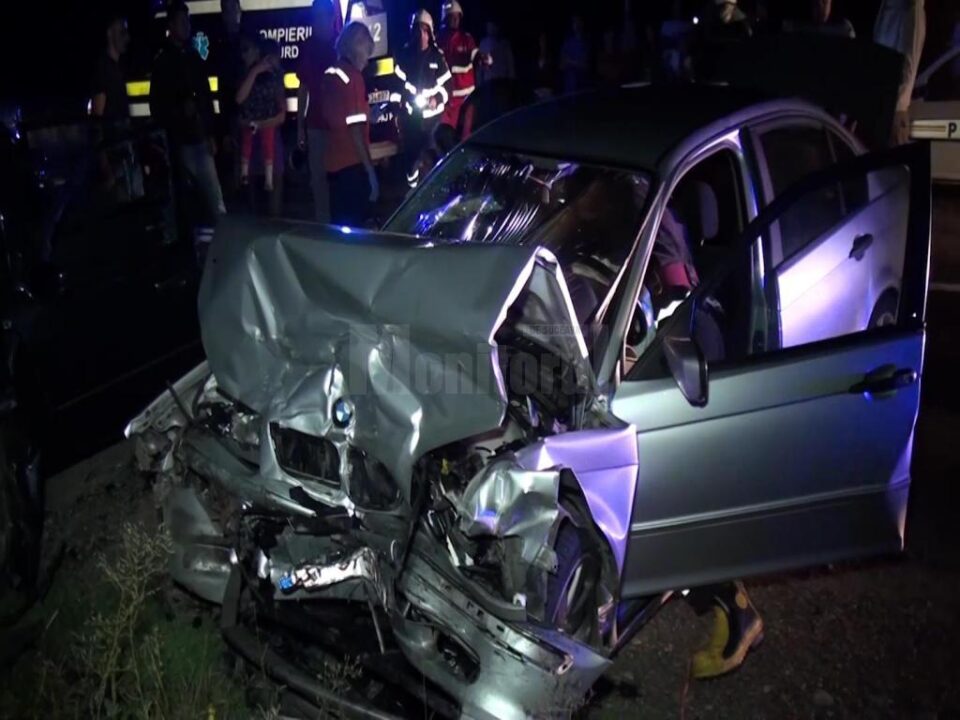 Accident cu zece răniți, după o ciocnire violentă între un BMW și un Mercedes