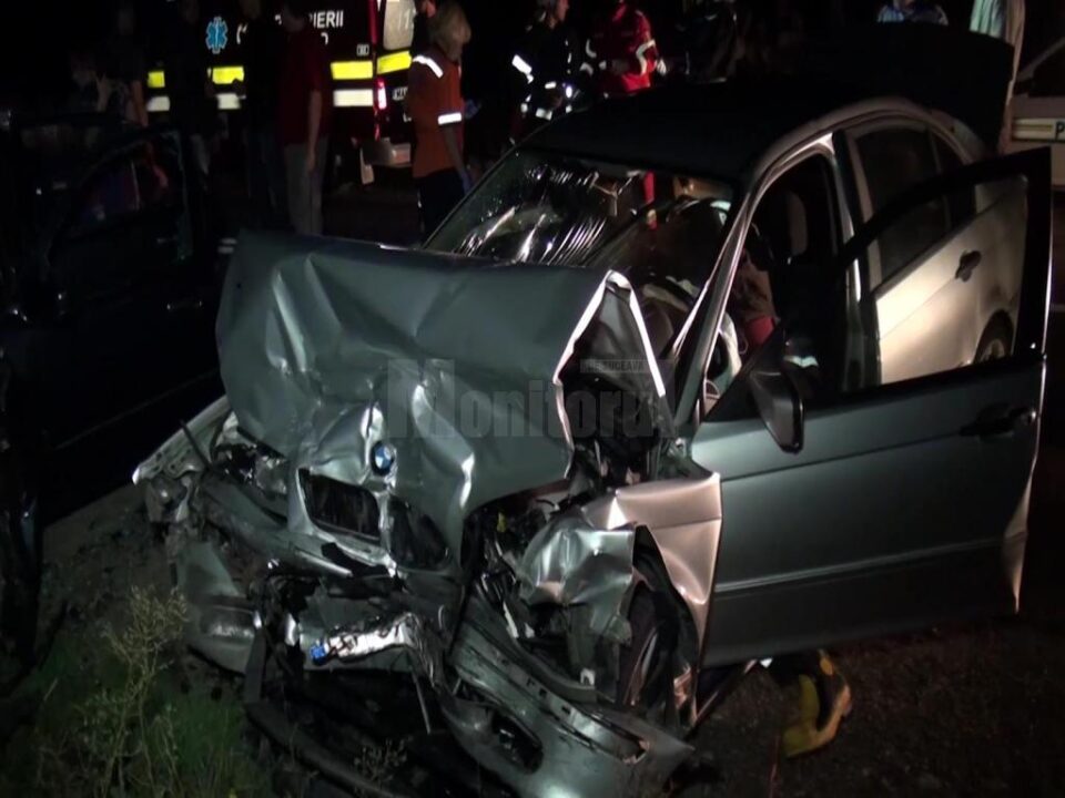 Accident cu zece răniți, după o ciocnire violentă între un BMW și un Mercedes