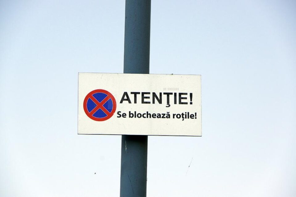 Reprezentanții IPJ Suceava susțin că blocarea roților mașinilor în parcarea Iulius Mall Suceava și deblocarea acestora doar în schimbul unei taxe de 100 de lei sunt în afara legii