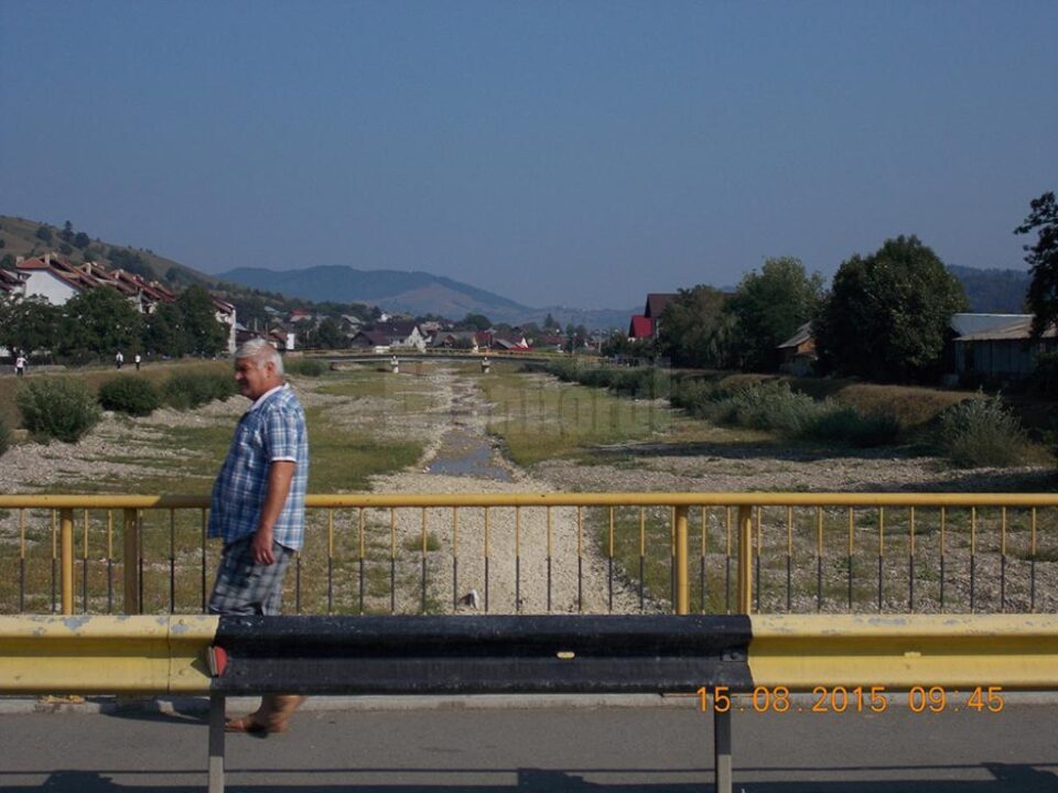 Firicelul de apa care a mai rămas din râul Humor s-a oprit în amonte de podul rutier