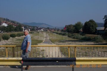 Firicelul de apa care a mai rămas din râul Humor s-a oprit în amonte de podul rutier