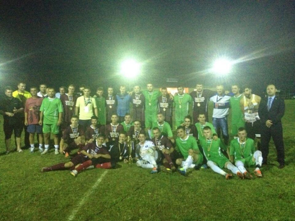 Tradiționala poză de final cu organizatorii și jucătorii celor două echipe