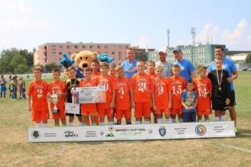 Fotbaliștii pregătiți de Andrei Aileni pozează fericiți în timpul festivității de premiere