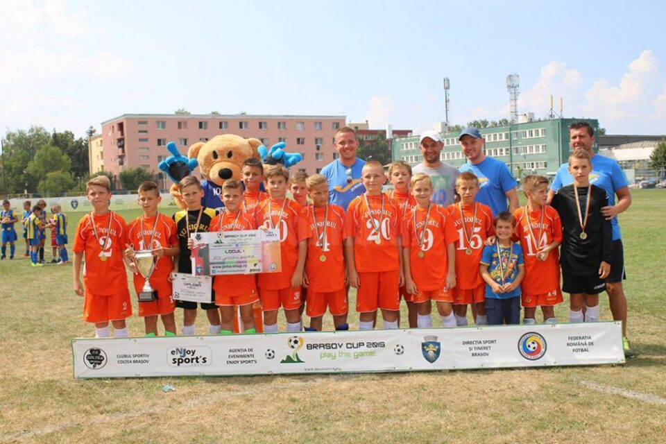 Fotbaliștii pregătiți de Andrei Aileni pozează fericiți în timpul festivității de premiere Fotbaliștii pregătiți de Andrei Aileni pozează fericiți în timpul festivității de premiere