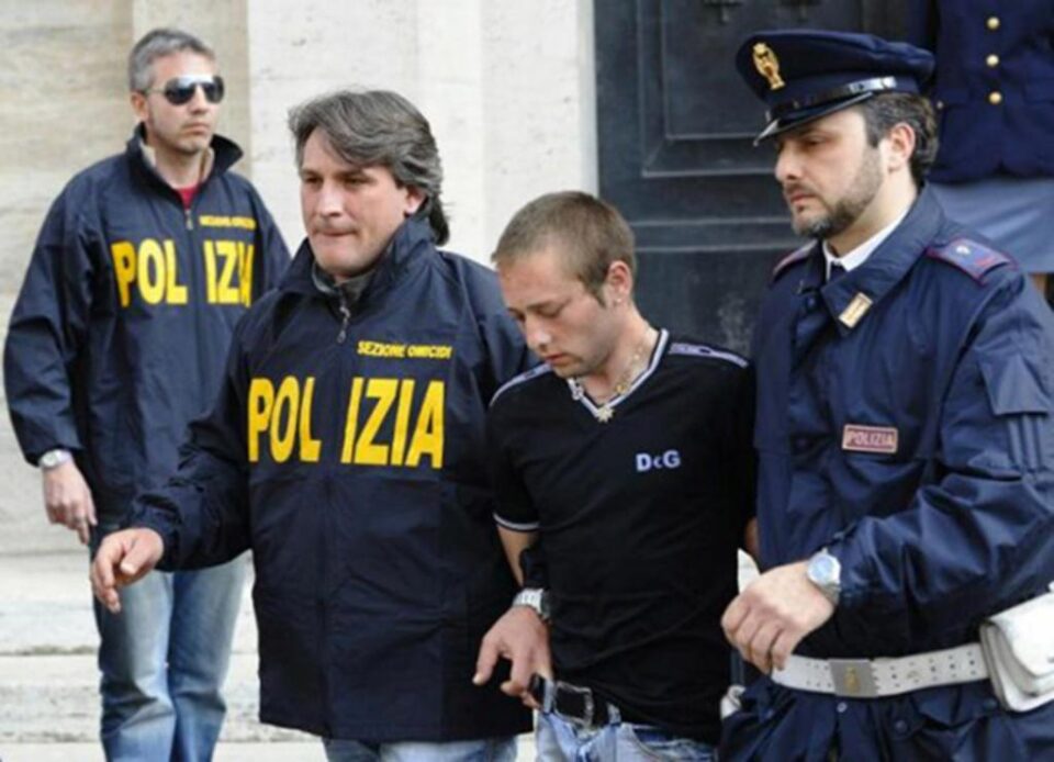 Vasile Marius Acsiniei, autor, în 2009, al unui oribil dublu asasinat comis la Napoli, în Italia, va fi transferat într-un penitenciar din România Vasile Marius Acsiniei, autor, în 2009, al unui oribil dublu asasinat comis la Napoli, în Italia, va fi transferat într-un penitenciar din România