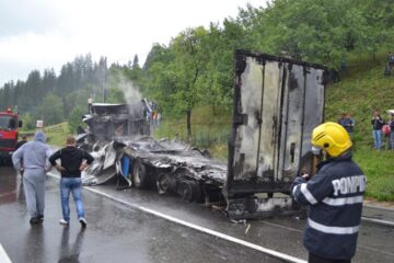 Un autovehicul a ars în totalitate