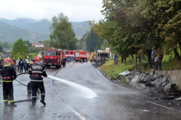 Două autotrenuri s-au ciocnit într-o curbă și au luat foc