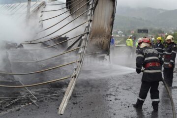 Două autotrenuri s-au ciocnit într-o curbă și au luat foc