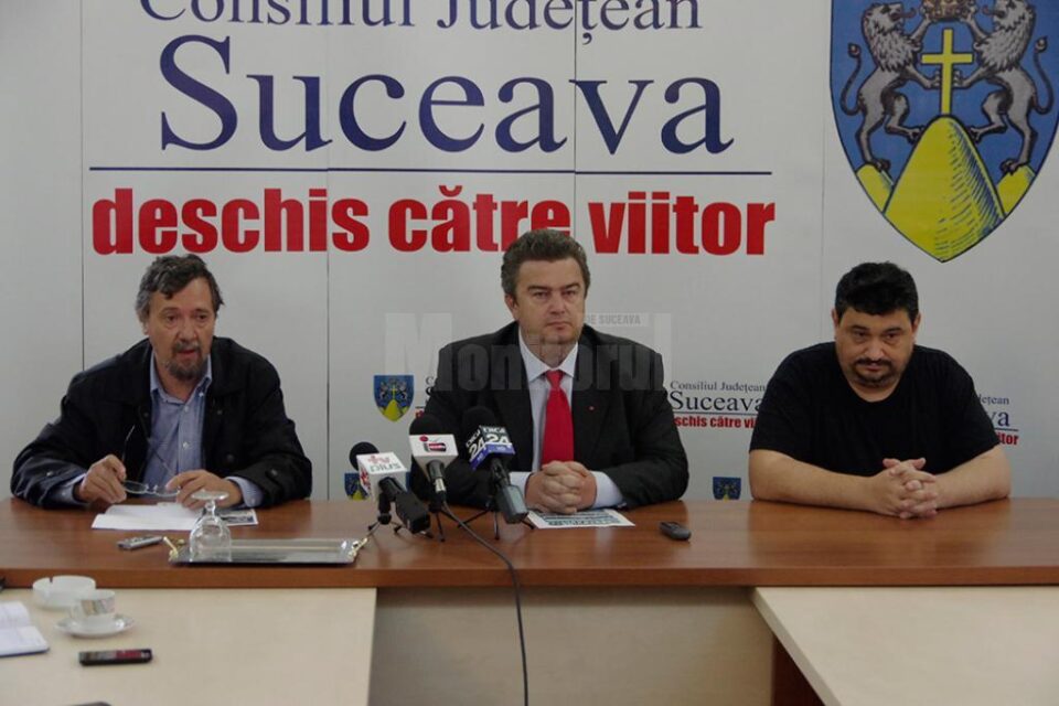 Directorul adjunct al Muzeului Bucovinei, Ioan Mareș, președintele CJ, Cătălin Nechifor, și directorul general al Muzeului Bucovinei, Emil Ursu