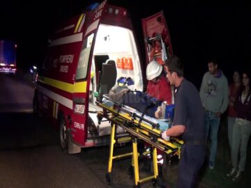 Zece oameni din cele două mașini au avut nevoie de îngrijiri medicale, șapte ajungând la spital