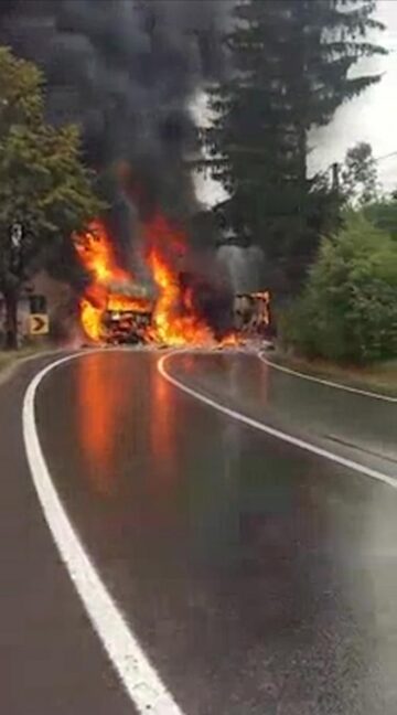 Două autotrenuri s-au ciocnit într-o curbă și au luat foc