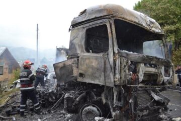 Un autovehicul a ars în totalitate