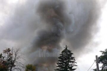 Incendiul a izbucnit după ce impactul lateral dintre autotrenuri s-a produs în zona rezervorului uneia dintre mașini