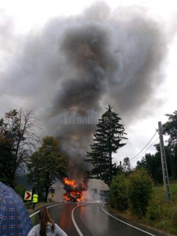 Incendiul a izbucnit după ce impactul lateral dintre autotrenuri s-a produs în zona rezervorului uneia dintre mașini