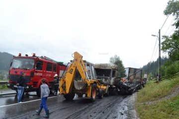 Două autotrenuri s-au ciocnit într-o curbă și au luat foc