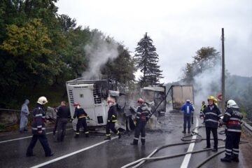 Două autotrenuri s-au ciocnit într-o curbă și au luat foc