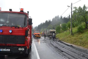 Două autotrenuri s-au ciocnit într-o curbă și au luat foc