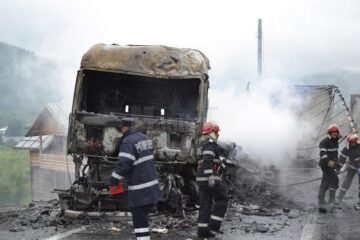 Două autotrenuri s-au ciocnit într-o curbă și au luat foc