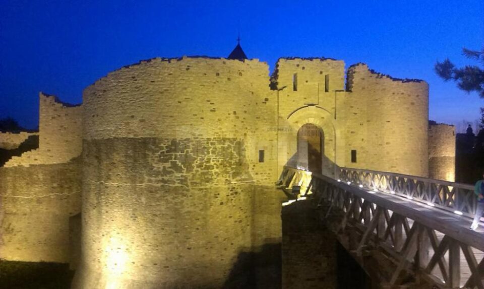 Cetatea de Scaun a Sucevei poate fi vizitată în cadrul unui program extins, de la ora 8.00 până la ora 24.00, în fiecare zi