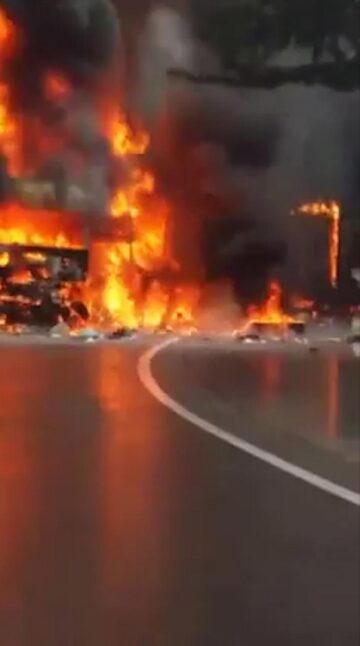 Două autotrenuri s-au ciocnit într-o curbă și au luat foc