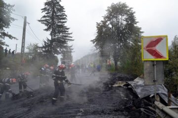 Două autotrenuri s-au ciocnit într-o curbă și au luat foc