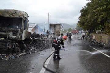 Un autovehicul a ars în totalitate