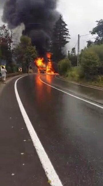Două autotrenuri s-au ciocnit într-o curbă și au luat foc