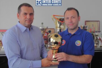 Mihai Ududec, administratorul firmei Inter Conti, și Ciprian Anton, președintele AJF, s-au înțeles pentru un parteneriat pilot, pe o durată de un an