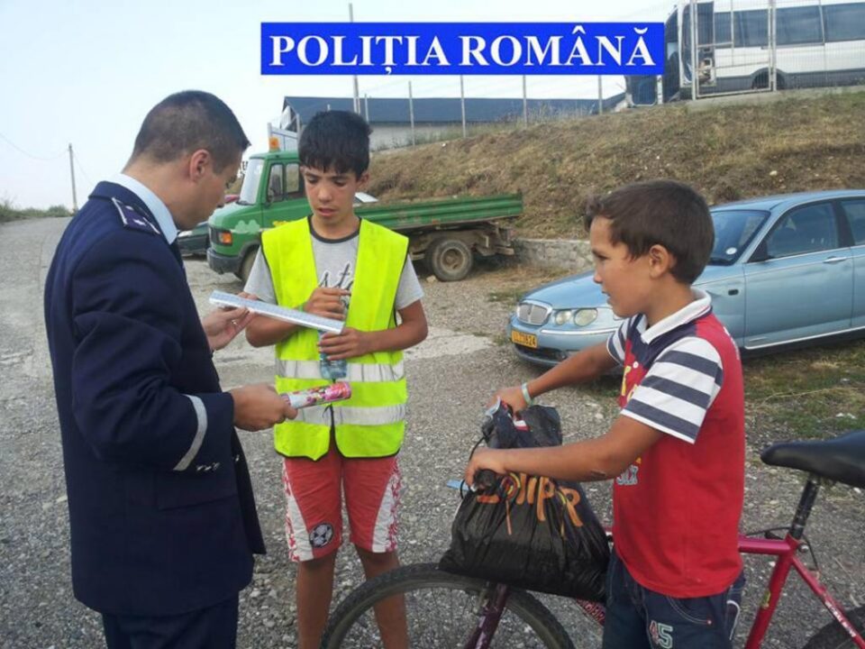Având în vedere aceste numeroase accidente, în perioada 15 – 17 august, polițiștii de prevenire, împreună cu colegi din teritoriu, au organizat și desfășurat o acțiune de prevenire a accidentelor rutiere