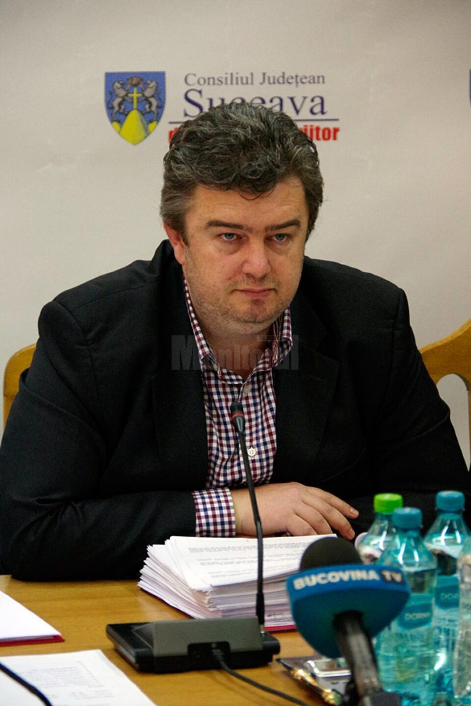 Cătălin Nechifor a precizat că pentru a urgenta finalizarea lucrărilor, constructorul a început să toarne ultimul strat de asfalt al pistei de aterizare/decolare și pe timp de noapte