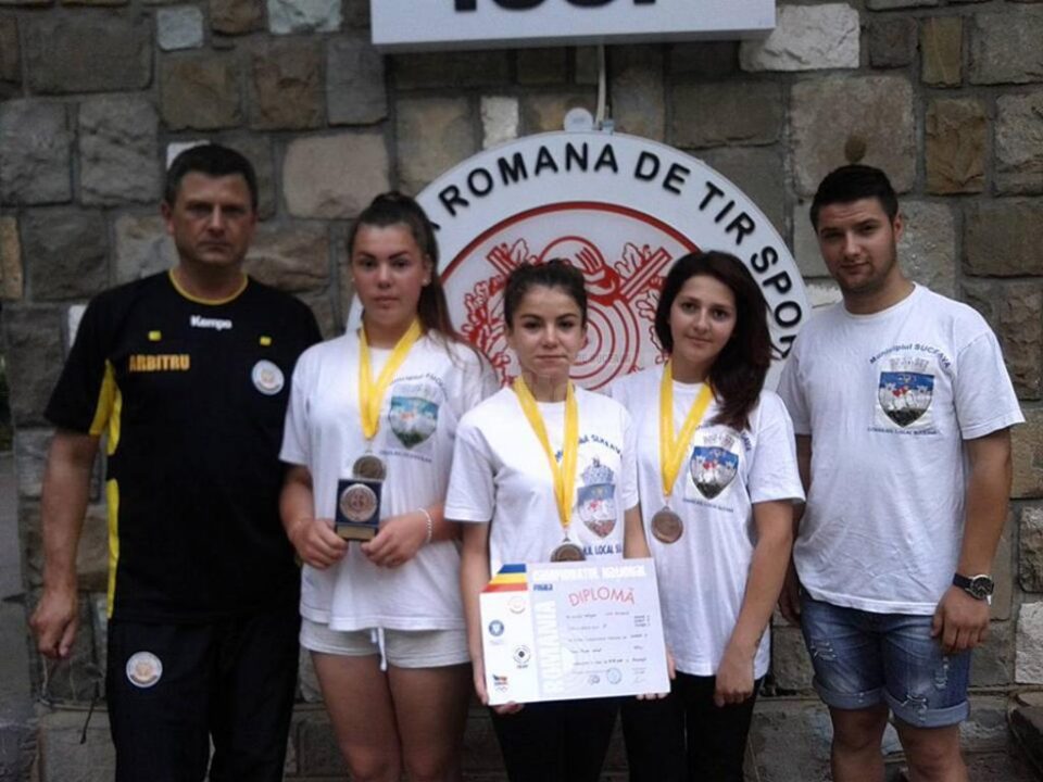 Cele trei junioare medaliate, alături de antrenorul Ștefan Buiucliu și seniorul Iulian Andriescu, sportiv convocat la lotul național
