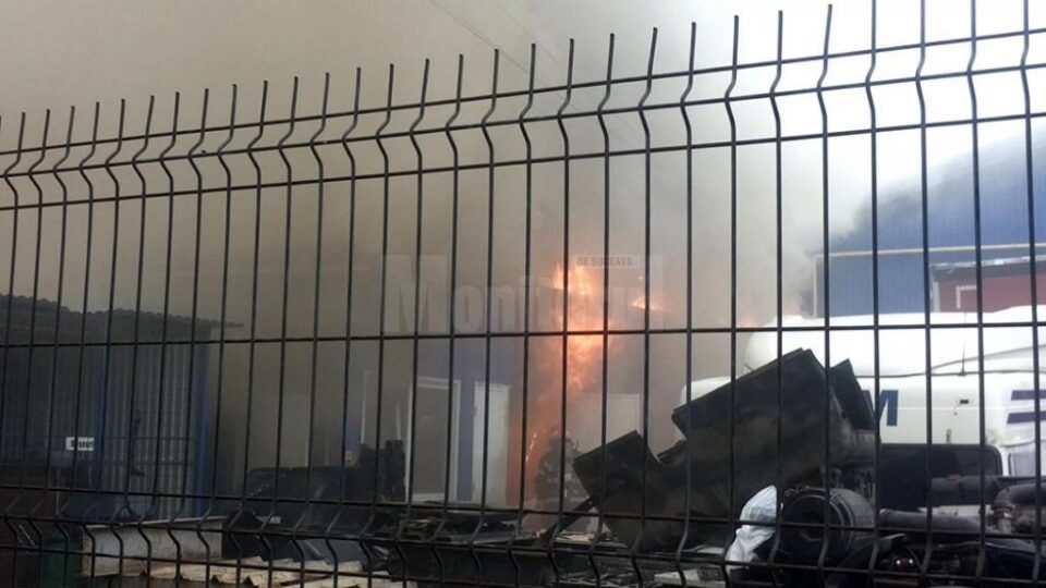 Incendiul a izbucnit de la un boiler aflat sub tensiune, care a produs efect termic și a aprins un material inflamabil din apropierea sa