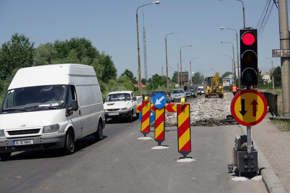 Traficul rutier pe podul de peste apa Sucevei, din zona Ițcani, va fi restricționat astăzi, pe parcursul întregii zile Traficul rutier pe podul de peste apa Sucevei, din zona Ițcani, va fi restricționat astăzi, pe parcursul întregii zile
